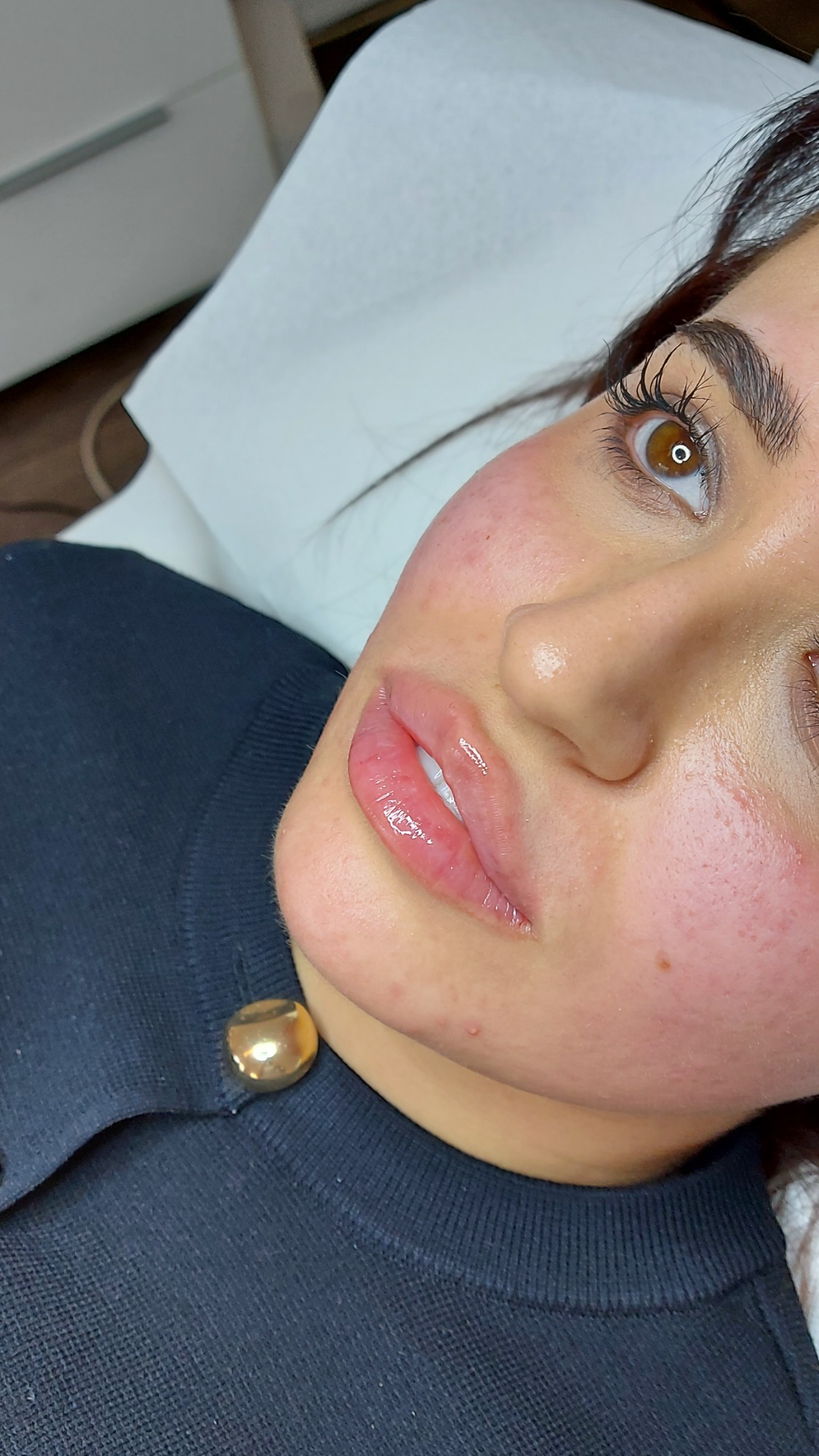 Russian Lips bei Natalia Hamann Porträt einer Frau mit vollem Lippen und warmen Augen, die leicht schüchtern aussieht.