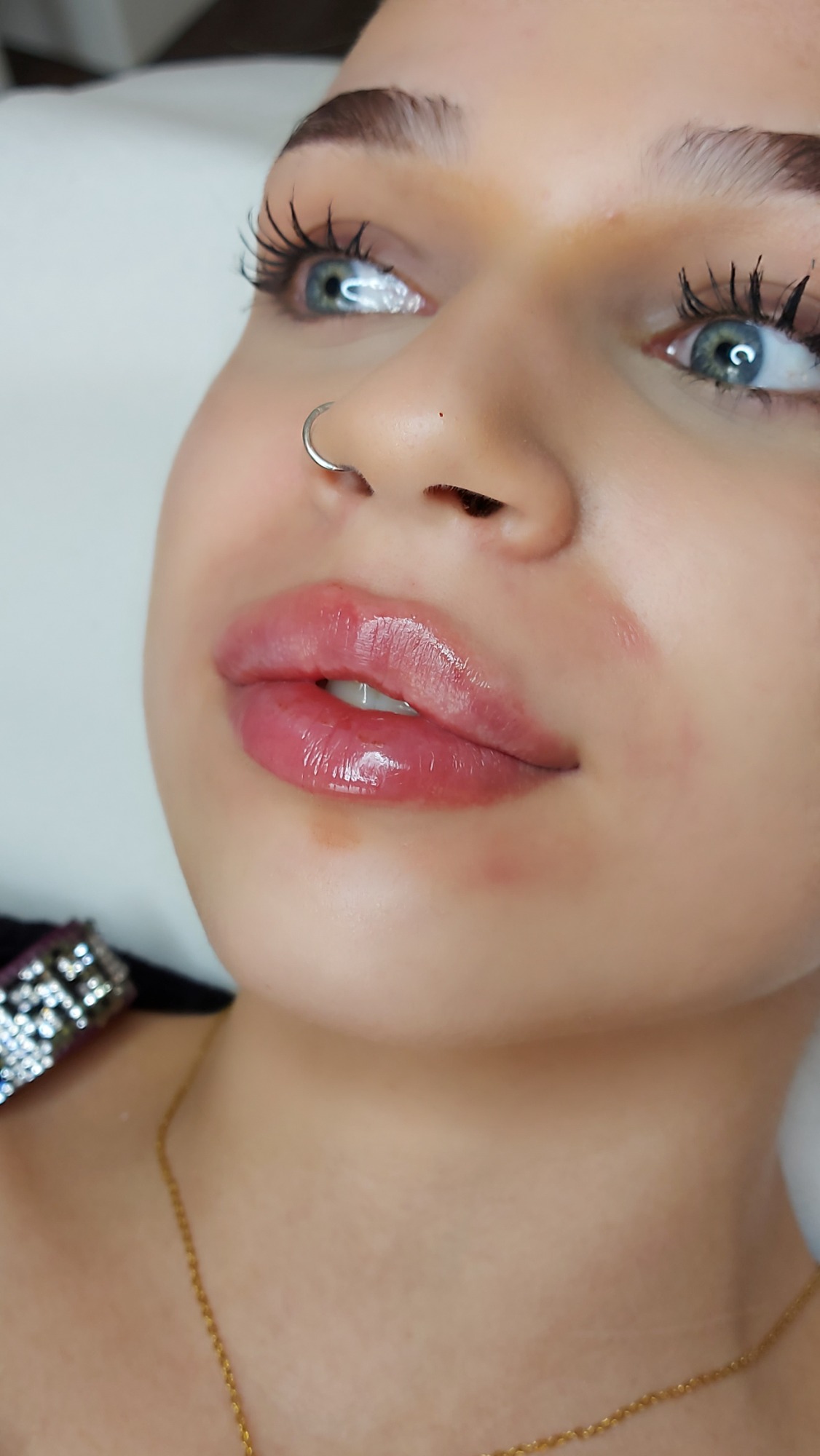 Russian Lips bei Natalia Hamann. Nahaufnahme eines Gesichts mit vollem Lippen und auffälligem, natürlichem Make-up.