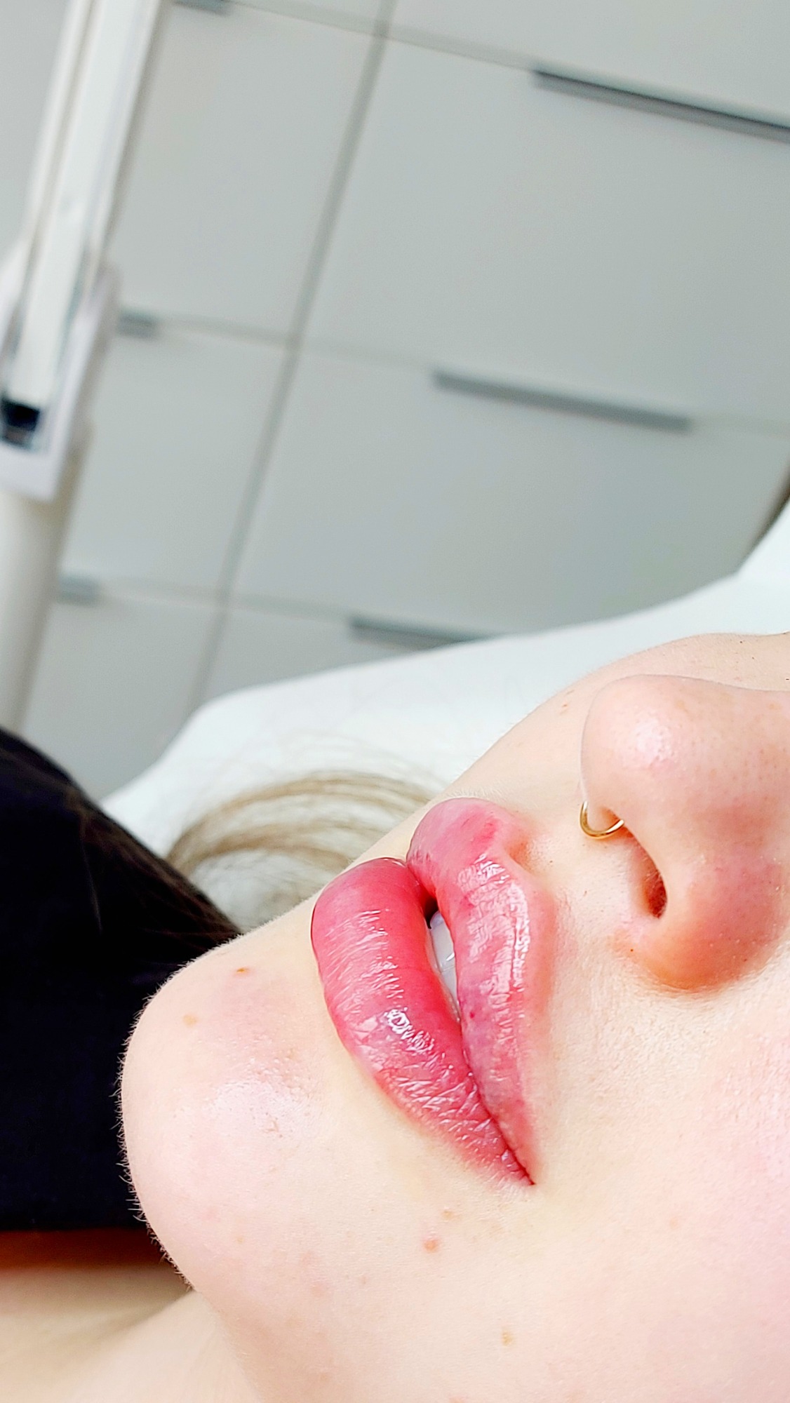 Russian Lips bei Natalia Hamann Nahaufnahme von Lippen mit zartem Lippenstift und natürlichem Teint.