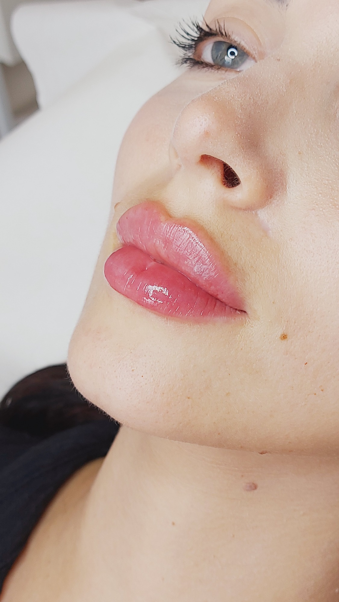 Russian Lips. Natalia Hamann Nahaufnahme eines Gesichts mit betonten Lippen und blauen Augen.