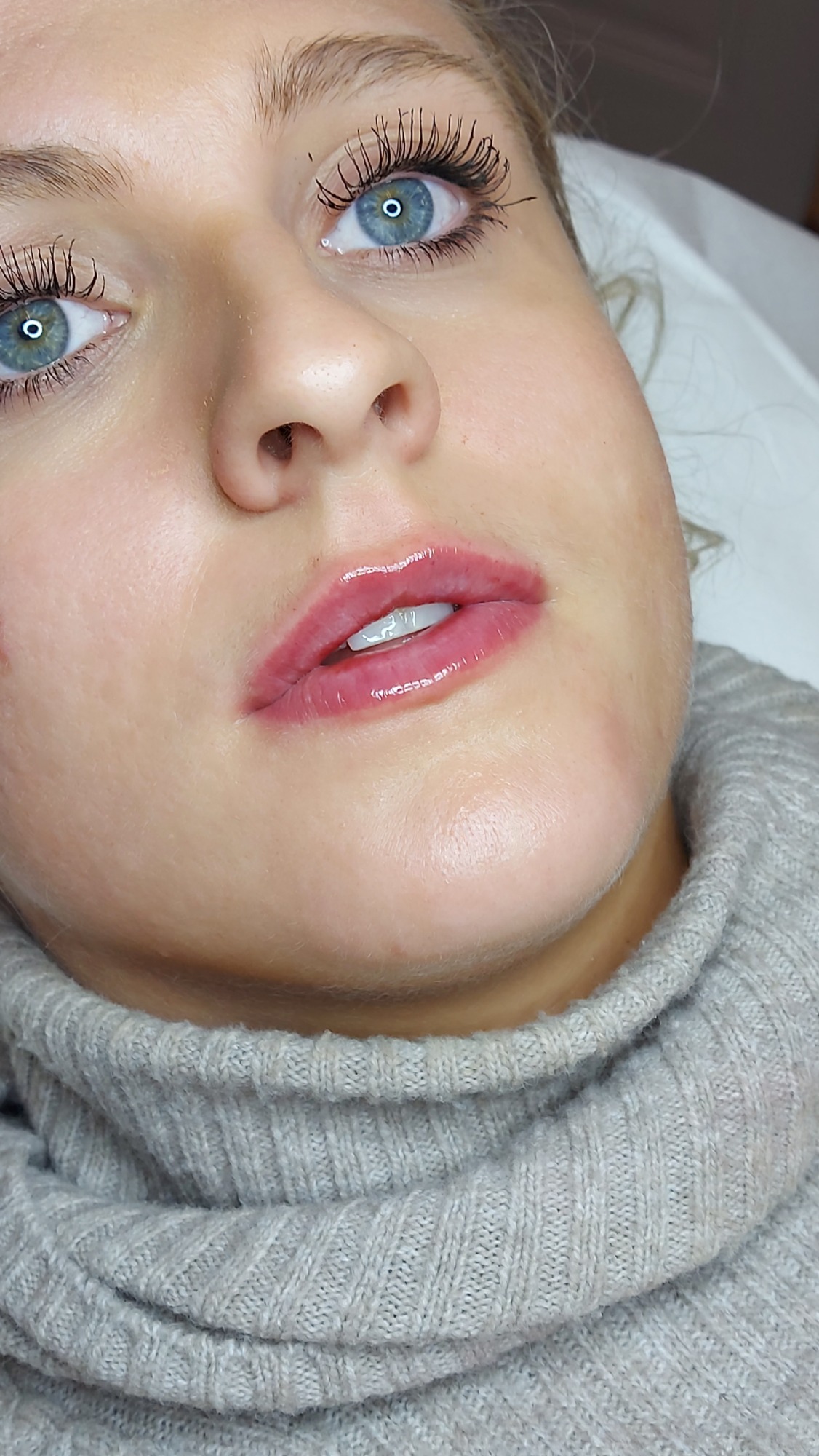 Russian Lips für schmale Lippen Nahaufnahme einer jungen Frau mit blonden Haaren und blauen Augen, die entspannt schaut.