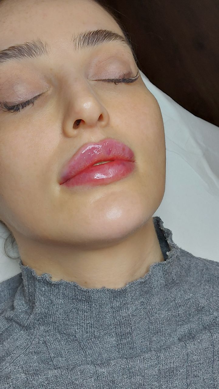 Russian Lips bei Natalia Hamann Frau mit geschlossenen Augen und glänzendem Lippenstift auf einer Liege.